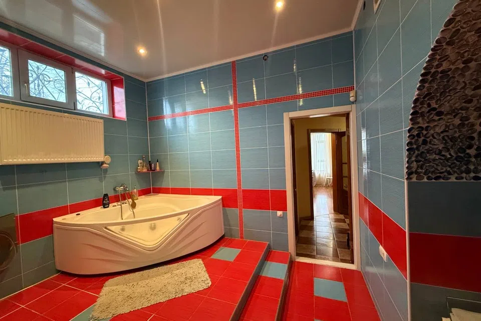 Сдаётся 2-этажный дом, 200 м²