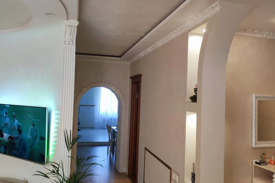 Сдаётся 4-комнатная квартира, 1000 м²