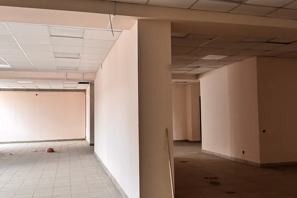 Сдаётся торговое помещение, 560 м²