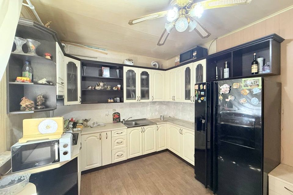 Сдаётся 2-этажный дом, 200 м²