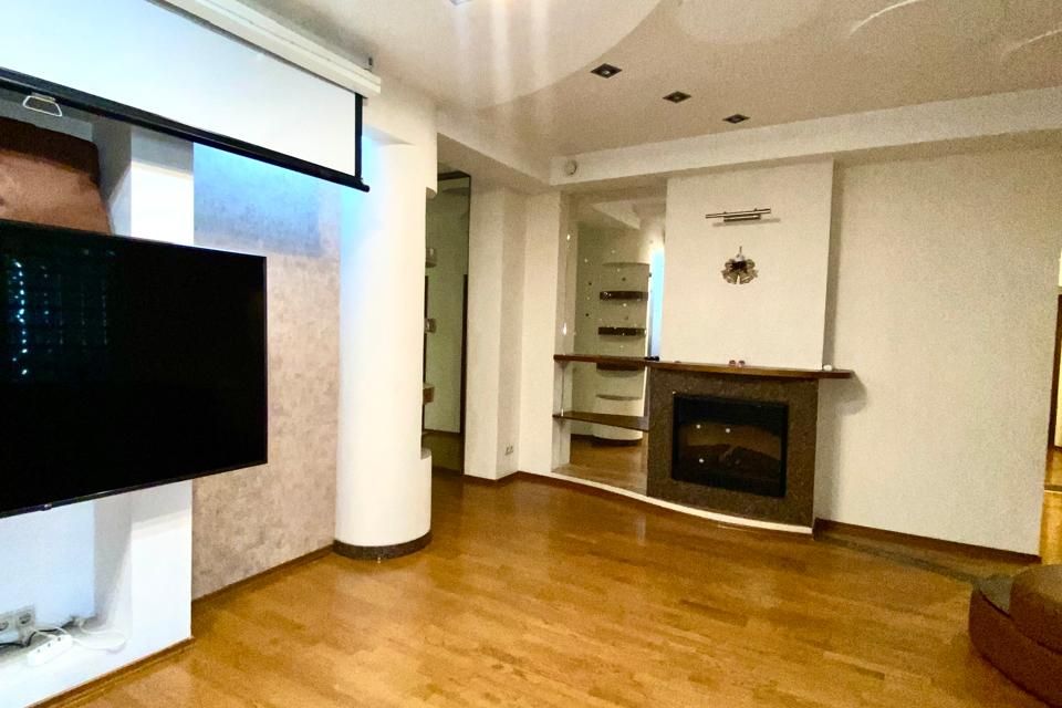 Сдаётся 4-комнатная квартира, 180 м²