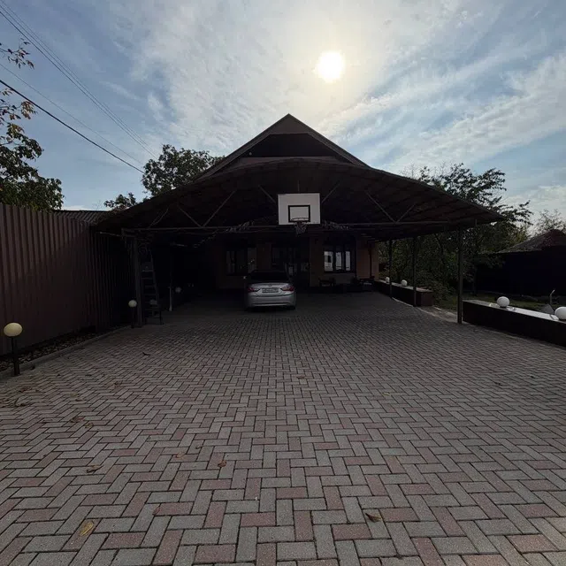 Сдаётся 2-этажный дом, 250 м²