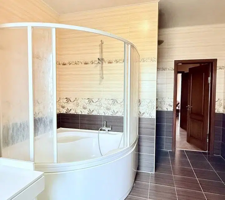 Сдаётся 4-комнатная квартира, 150 м²