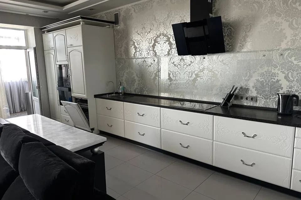 Сдаётся 4-комнатная квартира, 160 м²
