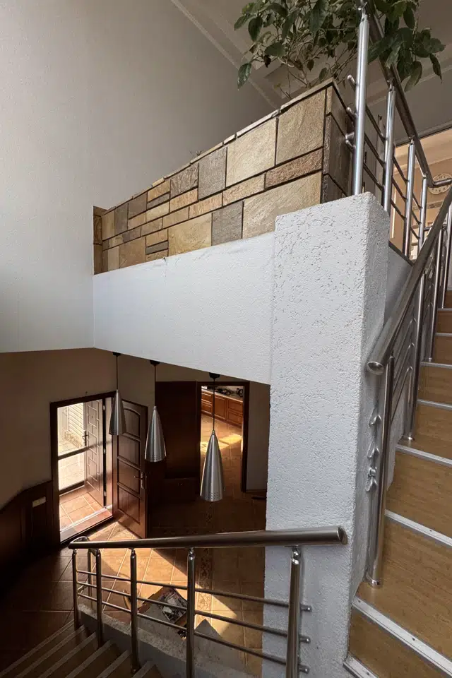 Сдаётся 2-этажный дом, 200 м²