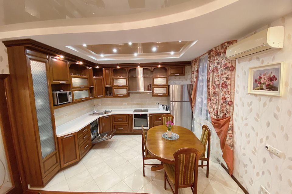 Сдаётся 2-комнатная квартира, 83 м²