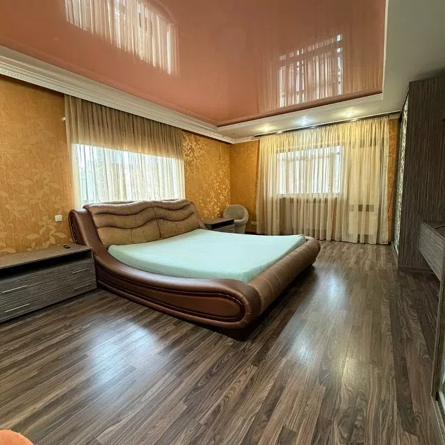 Сдаётся 2-этажный дом, 250 м²