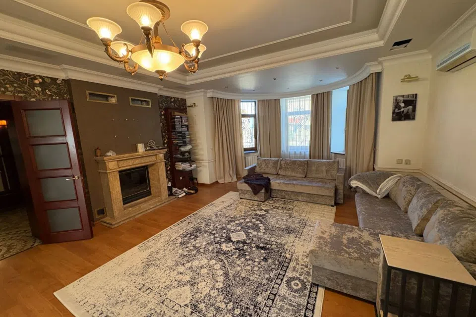Сдаётся 3-этажный дом, 550 м²