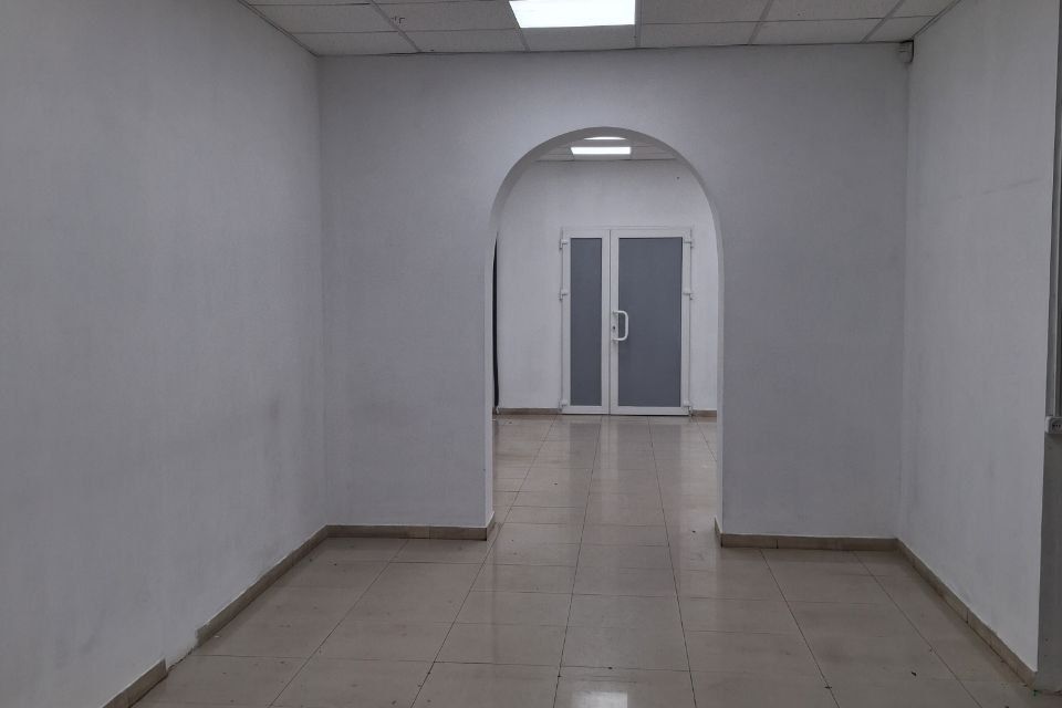 Сдаётся торговое помещение, 100 м²