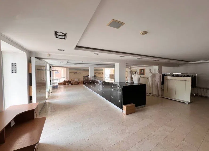 Сдаётся торговое помещение, 461 м²