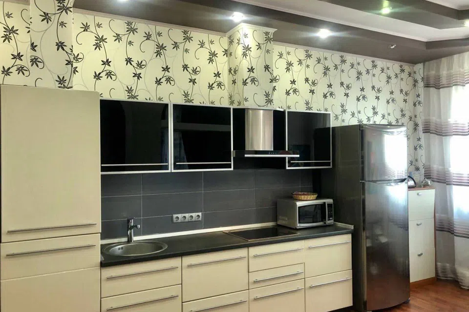 Сдаётся 2-комнатная квартира, 98 м²