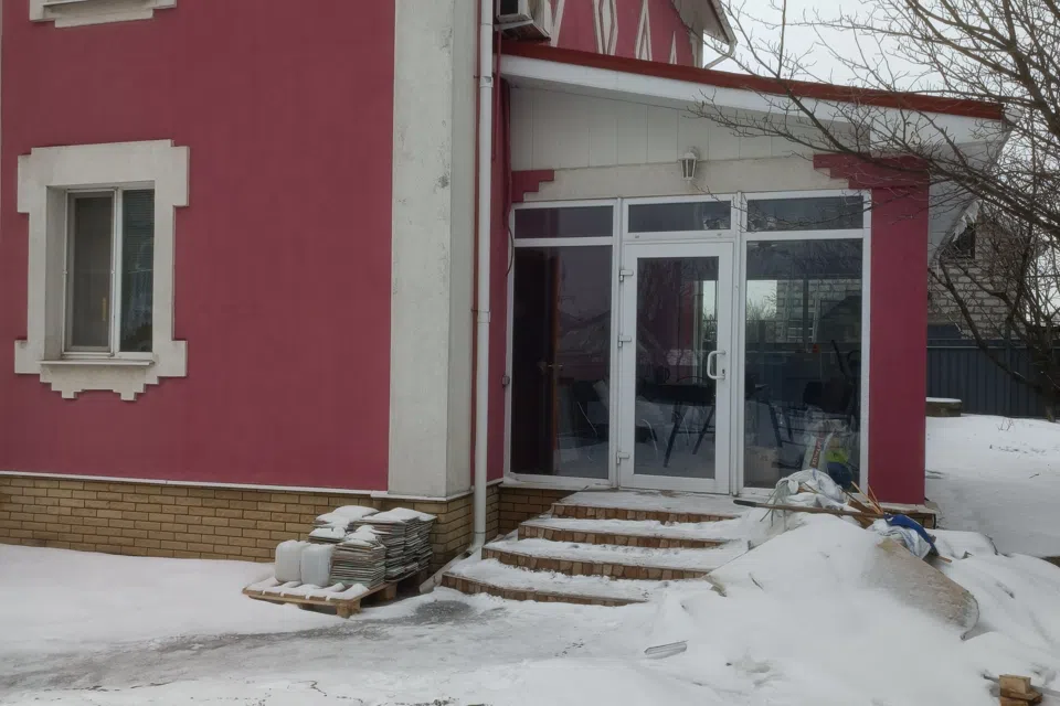 Сдаётся 3-этажный дом, 220 м²