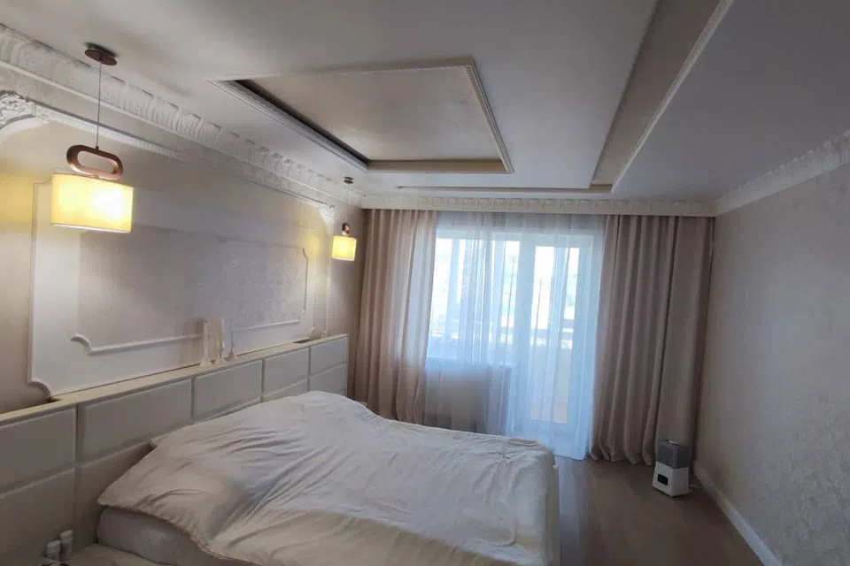 Сдаётся 4-комнатная квартира, 1000 м²