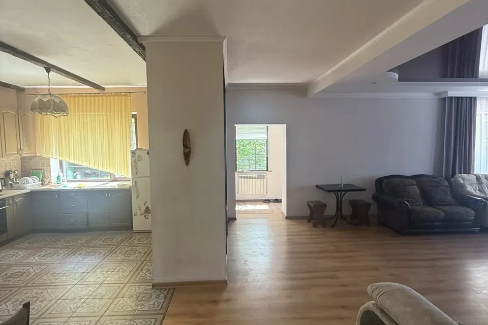Сдаётся 2-этажный дом, 216 м²