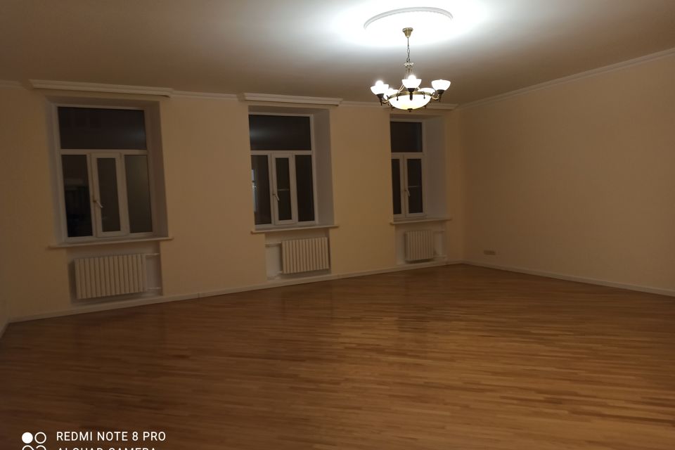 Сдаётся 4-комнатная квартира, 215 м²