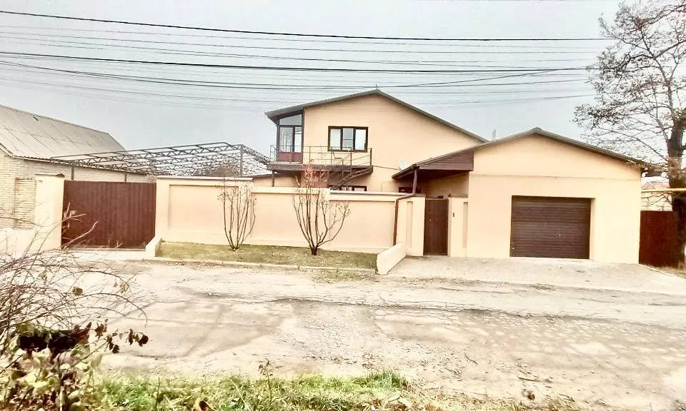 Сдаётся 2-этажный дом, 250 м²