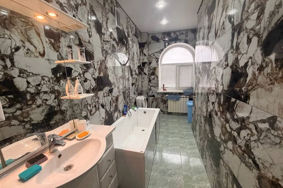 Сдаётся 3-этажный дом, 400 м²