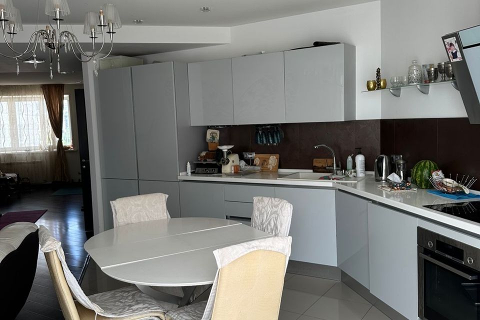 Сдаётся 4-комнатная квартира, 150 м²