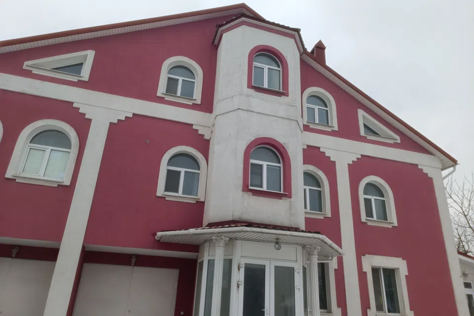 Сдаётся 3-этажный дом, 220 м²