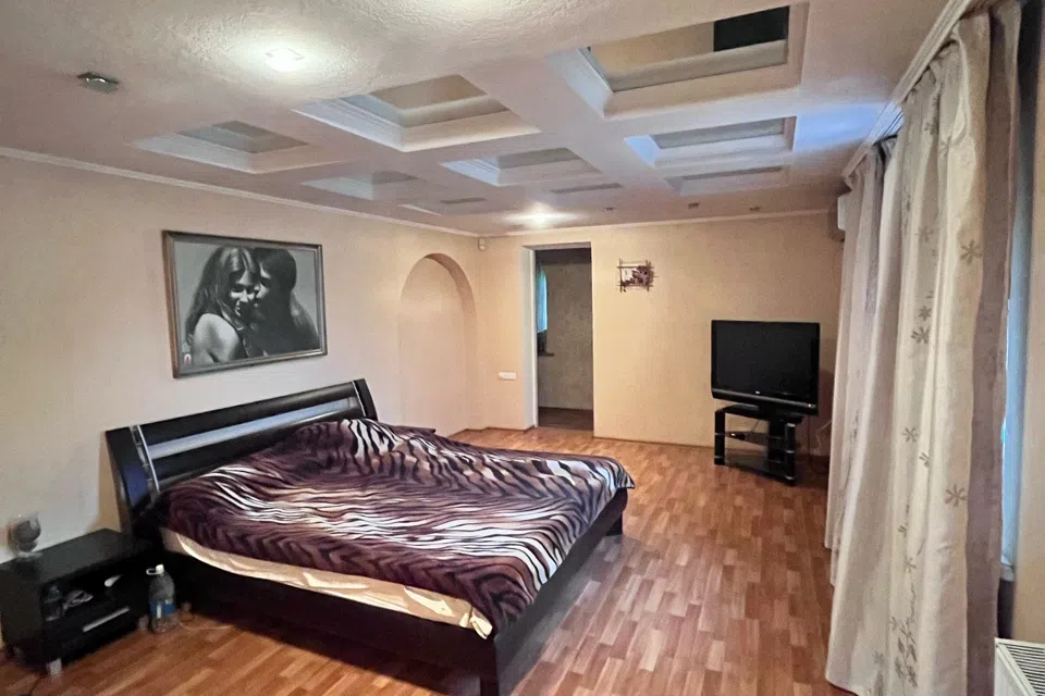 Сдаётся 2-этажный дом, 200 м²