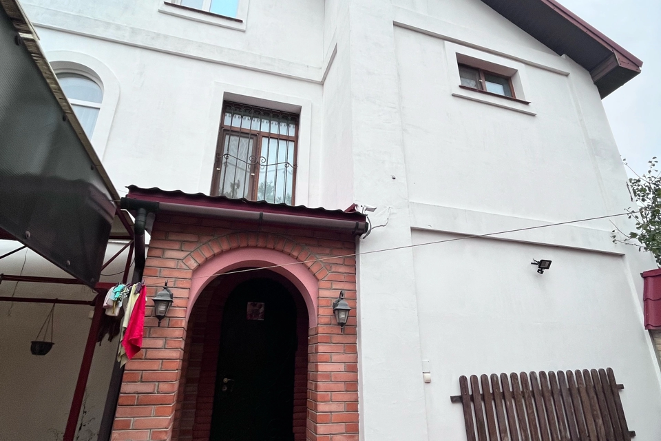 Сдаётся 2-этажный дом, 200 м²