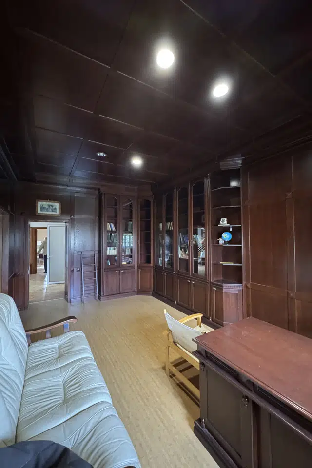 Сдаётся 2-этажный дом, 200 м²