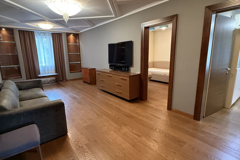 Сдаётся 4-комнатная квартира, 140 м²