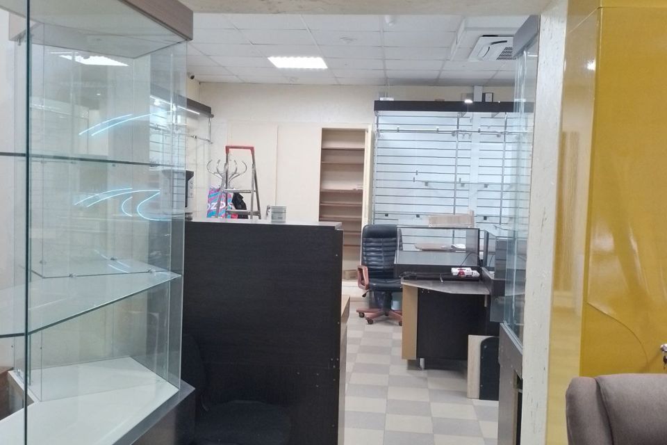 Сдаётся торговое помещение, 100 м²