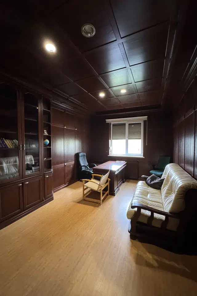 Сдаётся 2-этажный дом, 200 м²