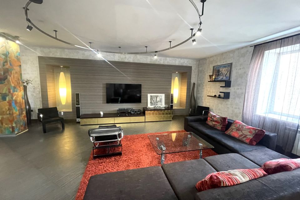 Сдаётся 4-комнатная квартира, 159 м²