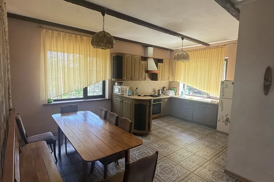 Сдаётся 2-этажный дом, 216 м²