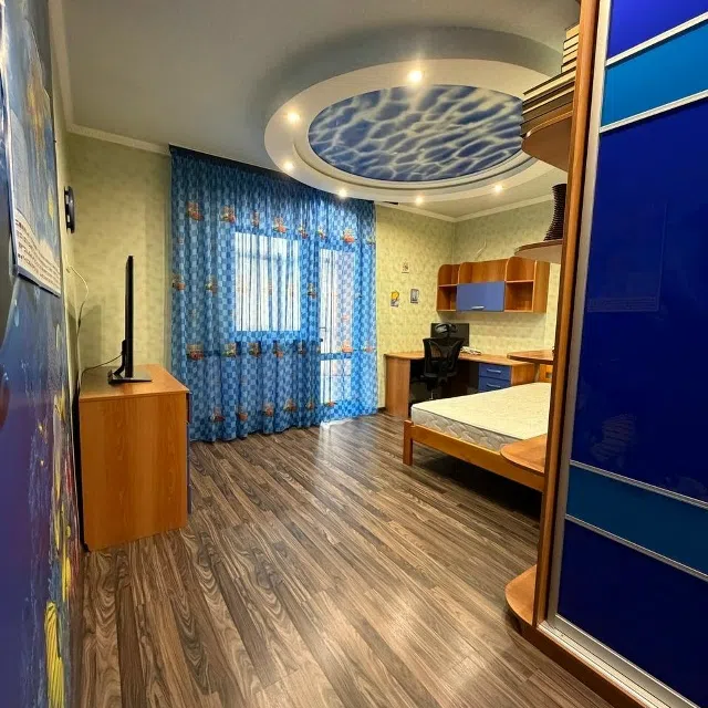 Сдаётся 2-этажный дом, 250 м²