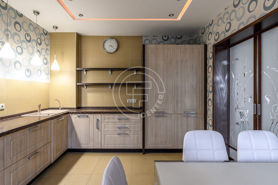 Сдаётся 4-комнатная квартира, 172 м²