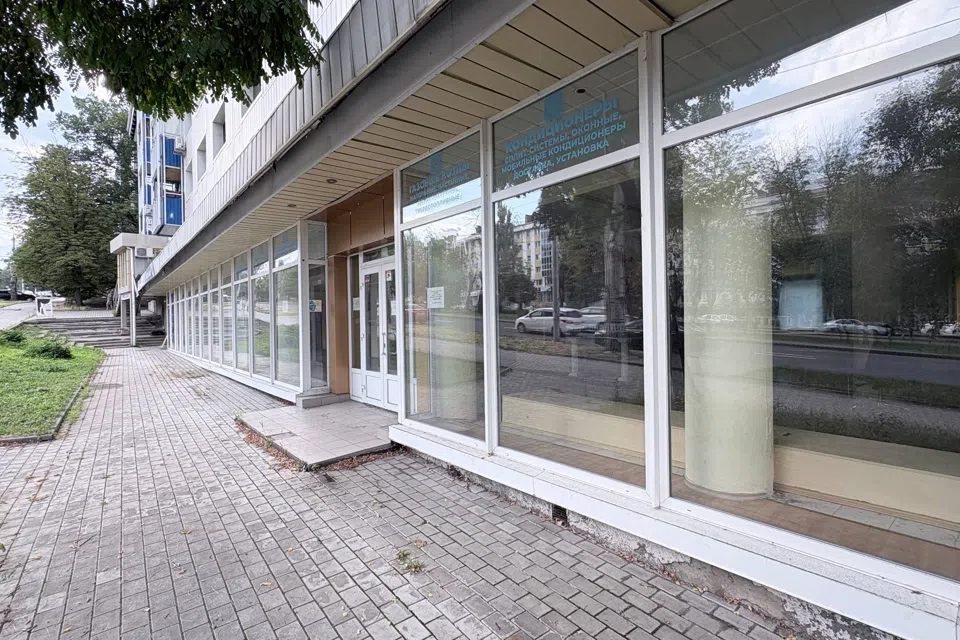 Сдаётся торговое помещение, 194 м²