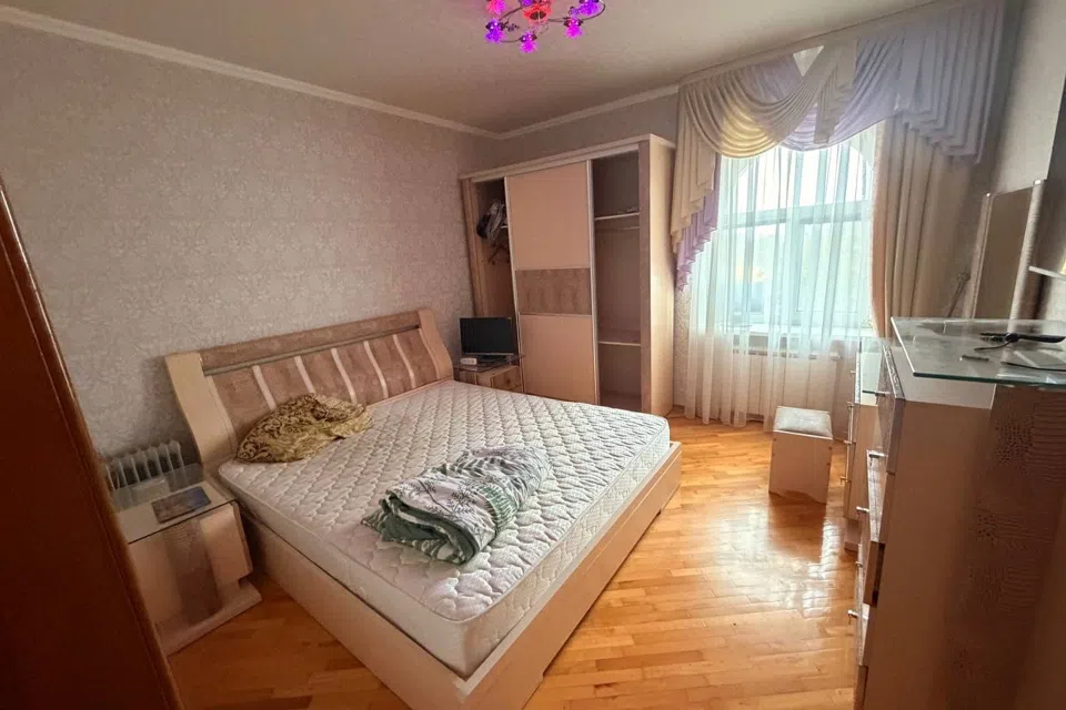 Сдаётся 3-этажный дом, 400 м²