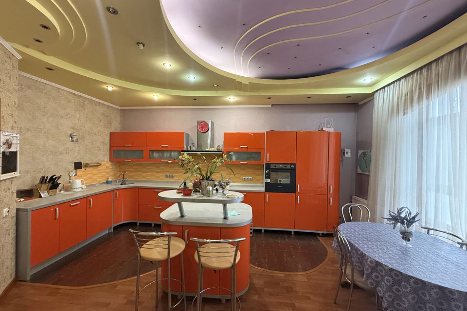 Сдаётся 2-этажный дом, 200 м²