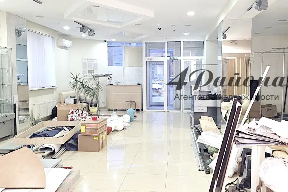 Сдаётся торговое помещение, 152 м²