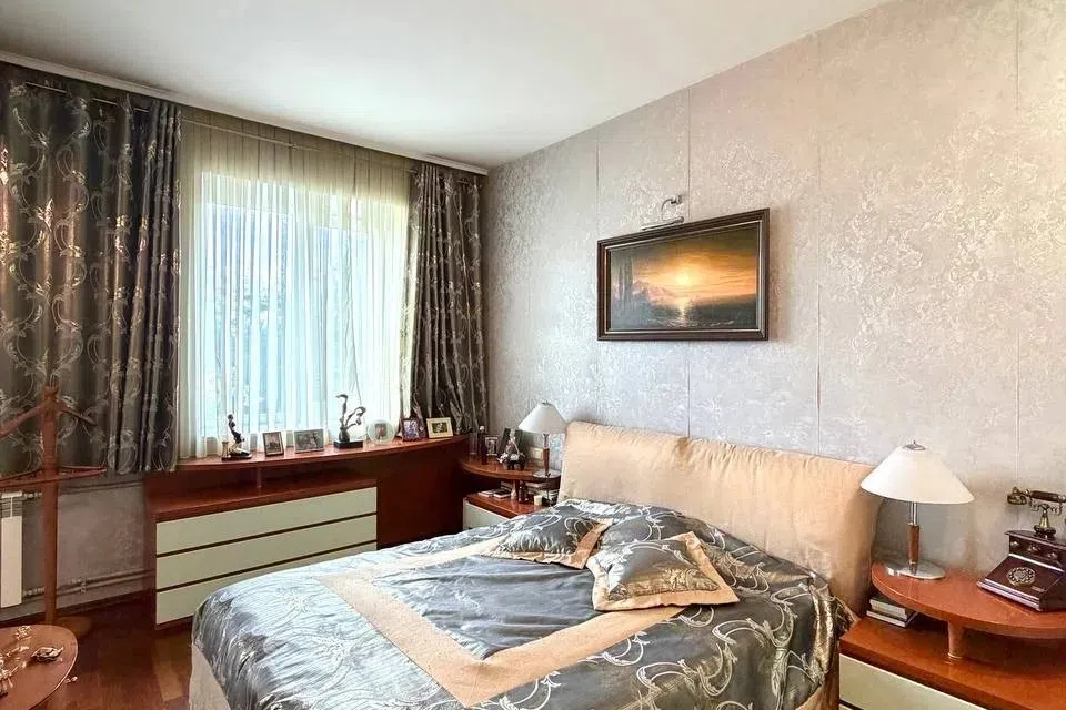 Сдаётся 4-комнатная квартира, 230 м²