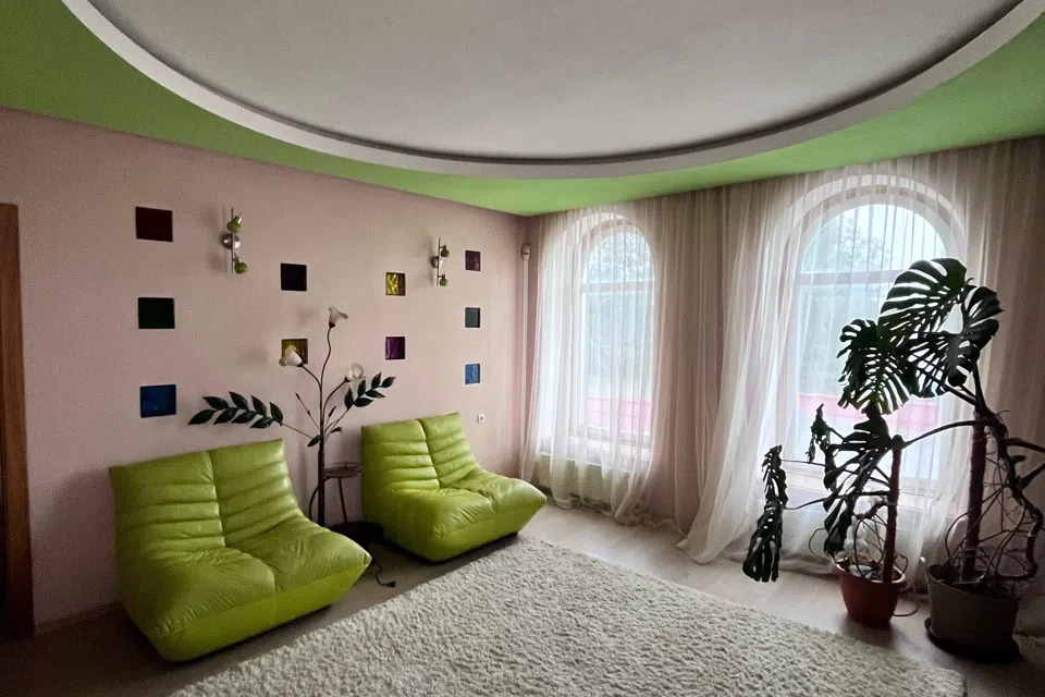 Сдаётся 2-этажный дом, 200 м²