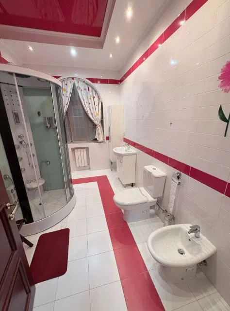 Сдаётся 3-этажный дом, 550 м²