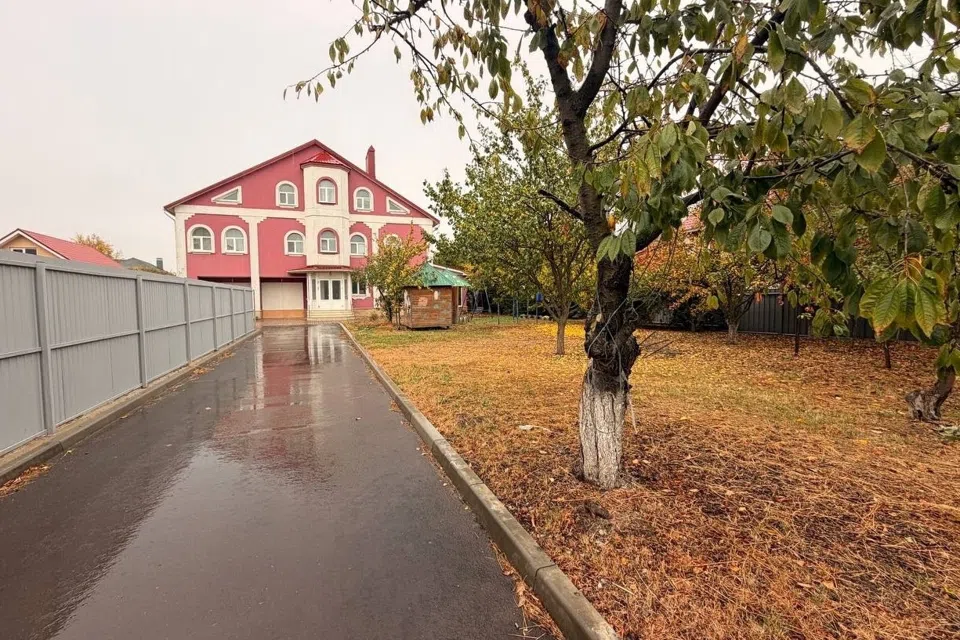 Сдаётся 3-этажный дом, 400 м²
