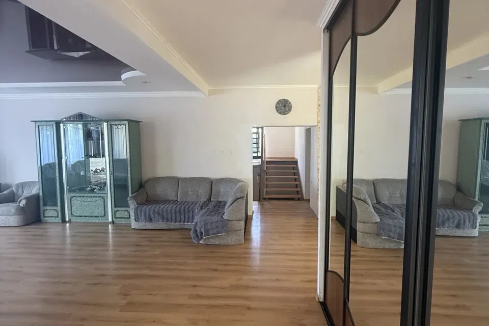 Сдаётся 2-этажный дом, 216 м²