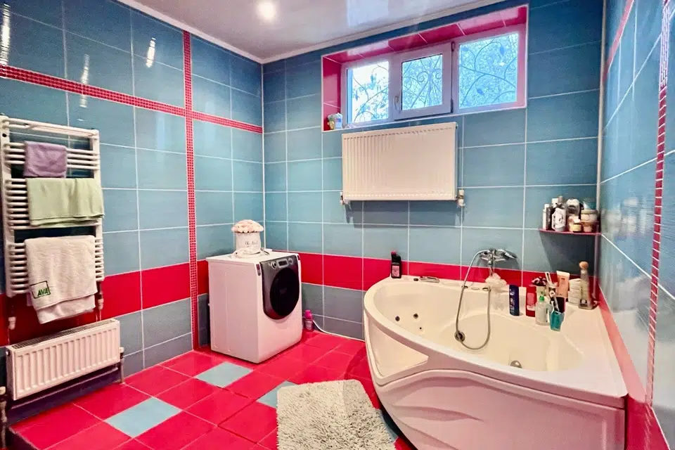 Сдаётся 2-этажный дом, 200 м²