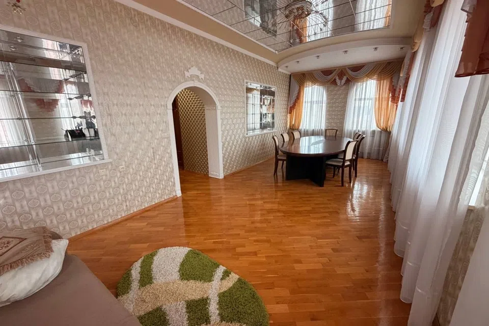 Сдаётся 3-этажный дом, 400 м²