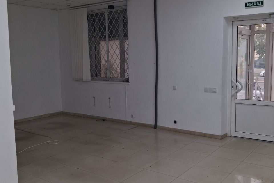 Сдаётся торговое помещение, 100 м²