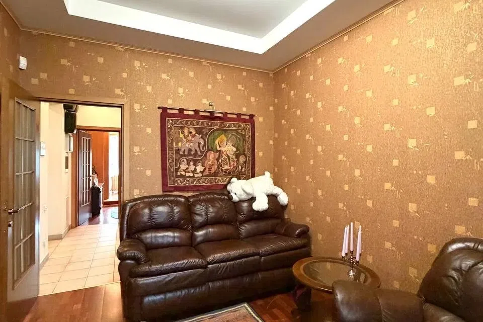 Сдаётся 4-комнатная квартира, 230 м²
