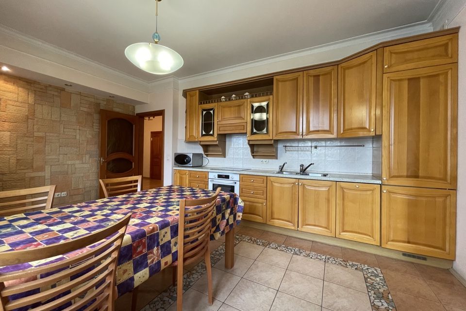 Сдаётся 3-комнатная квартира, 158 м²