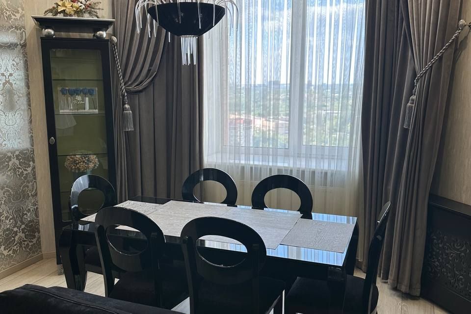 Сдаётся 4-комнатная квартира, 160 м²