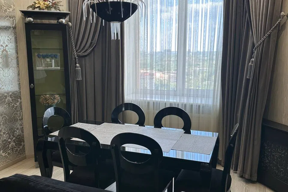 Сдаётся 4-комнатная квартира, 160 м²