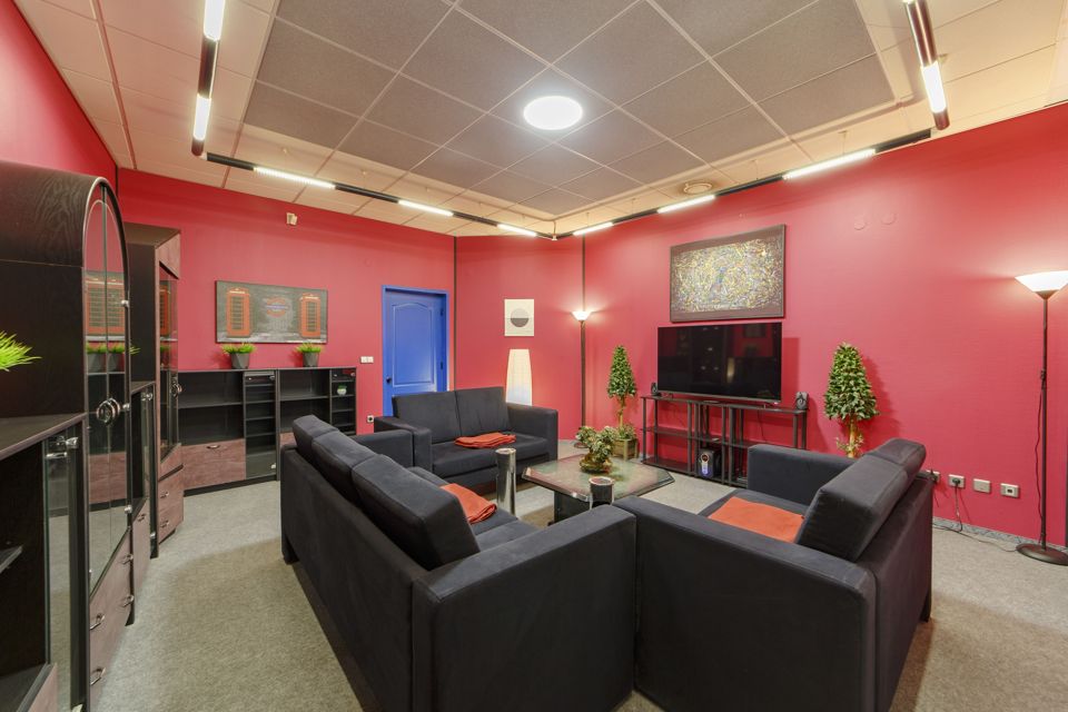 Сдаётся 4-комнатная квартира, 300 м²